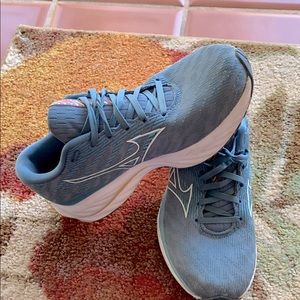 Mizuno Blue Running Shoes size 7.5